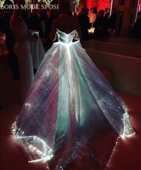 L Abito Da Principessa By Zac Posen Si Illumina La Buio Loris Mode Sposi