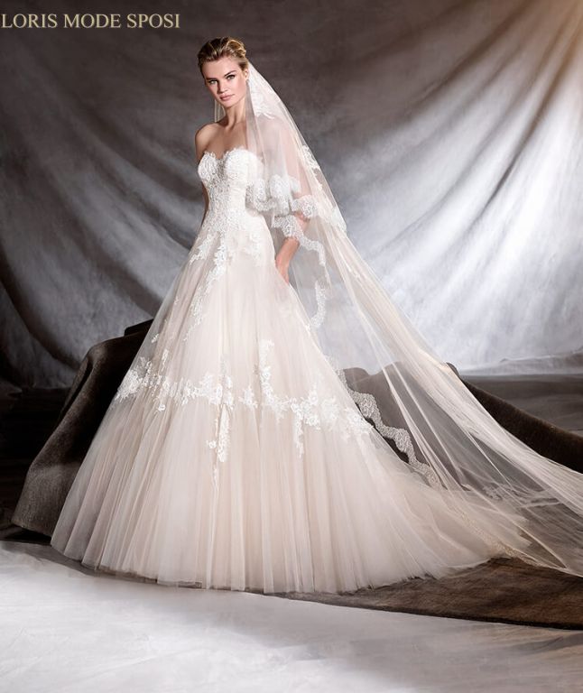 L Eterea E Seducente Leggadria Del Pizzo Chantilly Negli Abiti Da Sposa Pronovias 17 Loris Mode Sposi